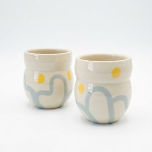 Lot de 2 tasses BIBENDUM — Faïence artisanale aux décors céladon & jaune orangé