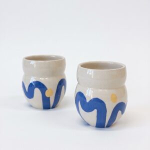Lot de 2 tasses à café BIBENDUM - décors bleu intense & jaune orangé