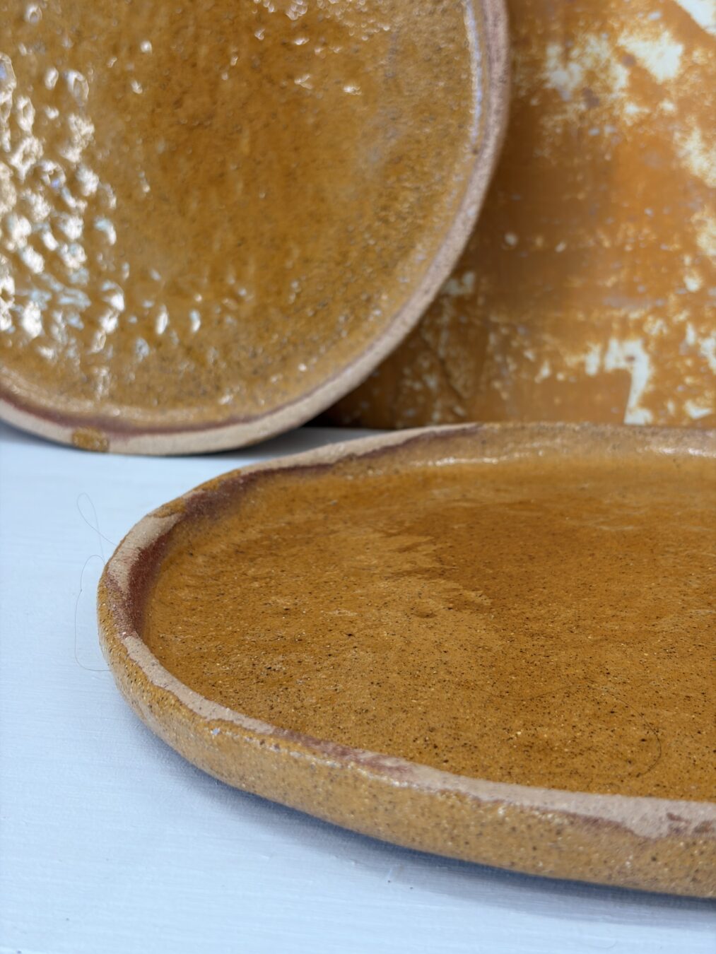 Lot de deux assiettes plates OCRE